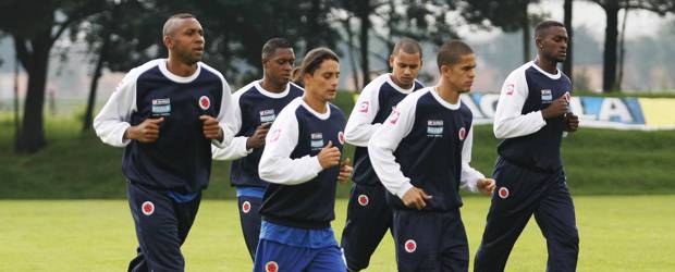 Colombia y Perú miden fuerzas en amistoso | La selección Colombia, al mando del técnico Hernán Darío Gómez, despide el año con un amistoso frente a Perú este miércoles en el estadio El Campín de Bogotá.
