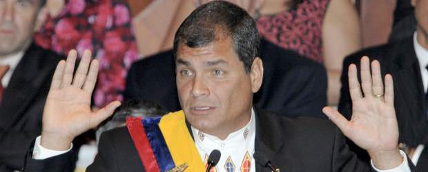 Correa quiere el control; la prensa, libertad | AP y Cortesía diario El Universo | En su informe anual a la Nación, Correa dejó claras sus intenciones de transformar el país y de mantener su ofensiva contra la prensa, que le reclamó en primera plana de cinco diarios "Por la libre expresión".