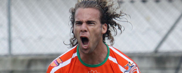 Y Envigado desterró la maldición | Hernán Vanegas | El brasileño Fernando de Oliveira celebra el gol que le significó el triunfo al Envigado sobre Real Cartagena, ayer en el Parque Estadio Sur.