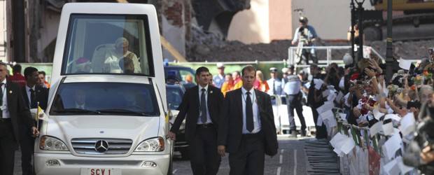 Incidente de un hombre que dispara no afecta visita del Papa a Alemania | Reuters | A su llegada a Erfurt, el papa Benedicto fue saludado por cerca de 30 mil fieles.