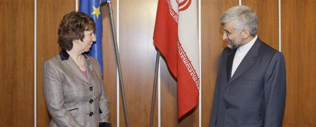 Se reanudan negociaciones entre Irán y las grandes potencias | Reuters | El jefe de la delegación iraní, Said Jalili, y Ashton posaron para los fotógrafos, pero no se dieron la mano, de acuerdo a la costumbre iraní de no hacer ese gesto entre hombres y mujeres.