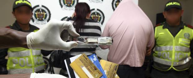 Con sofisticados equipos les robaban a usuarios de cajeros electrónicos | Edwin Bustamante | Estos son los mecanismos que fueron hallados por la Policía, instalados por una pareja en un cajero electrónico en un centro comercial del occidente de Medellín.