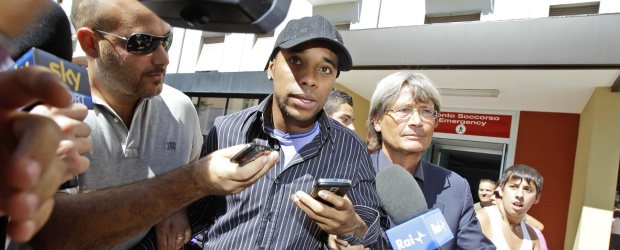 Robinho quiere jugar con el Milan | AP | A su llegada a Milán, Robinho llamó la atención de fanáticos y de la prensa local.