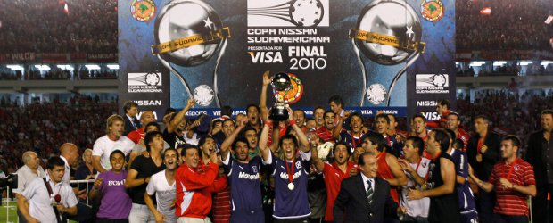 Independiente alcanzó en los penaltis otro título internacional | Reuters | Tras 15 años de sequía en los torneos internacionales, en los que cosechó sus mejores glorias, el Independiente vuelve a buscar un lugar en sus vitrinas para guardar otro trofeo.