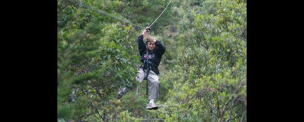 Práctica del canopi | Archivo | El vuelo en cable aéreo o canopy, se practica en el campo y la ciudad. Son sensaciones quel generan adrenalina. La foto es en Montevivo.