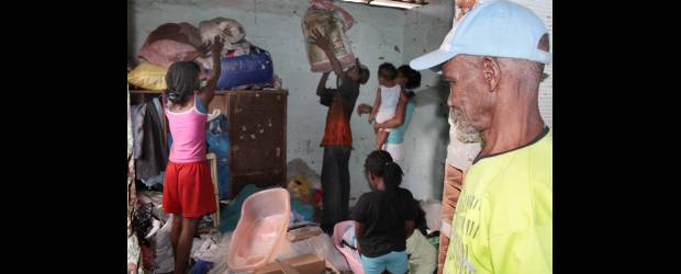 Y Dora Luz volvió a cambiar de casa | Manuel Saldarriaga | Dora Luz, su hijo y sus hijas acomodaban ayer los enseres del hogar en su nueva vivienda, donde la estrechez acosará por un tiempo, mientras les llega una solución más digna, pues quedaron en una situación muy complicada.