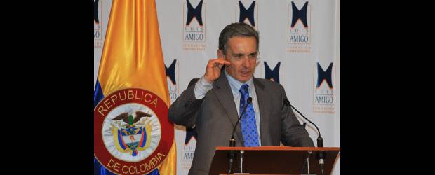 Uribe resaltó rechazo a injerencia | Robinson Sáenz | El presidente Álvaro Uribe defendió ayer en la Fundación Universitaria Luis Amigó su gestión durante sus dos periodos presidenciales.