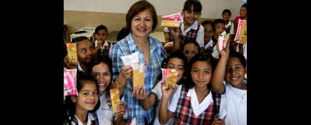 Medellín, la más educada | Archivo | Con su proyecto Alimentando sueños, la profesora de la institución El Picachito, Luz Adiela Zuluaga, recibió en 2007 la distinción Cecilia Lince.
