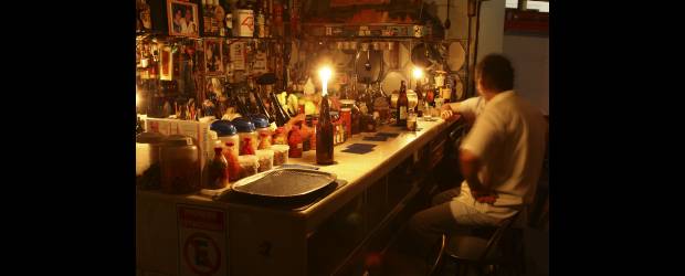 Oscuro castigo de Chávez al comercio | Archivo | Desde ayer comenzó la sanción del gobierno del presidente Hugo Chávez a 80 firmas comerciales que no redujeron el consumo de energía en un 20%. Los propietarios de varios locales en Caracas se vieron afectados con la medida. De reincidir, el corte a estas empresas será por tres días consecutivos.