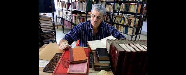 Juan atesora libros que son rarezas | Donaldo Zuluaga | Juan Hincapié encontró un espacio para su pasión, los libros raros colombianos, en la Transversal 49A 59-51. Allá tiene una amplia colección de rarezas editoriales y literarias. El teléfono es 231 11 35.
