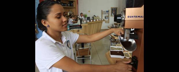 Una taza de café se toma en un sorbo sin afán | Róbinson Sáenz | En Arangos puede ver cómo se muele el grano, preguntar por la variedad y beberse con tranquilidad una taza del extracto de esta semilla. Otro lugar es el Café del Bosque, en el Jardín Botánico, que ofrece fina pastelería como torta de chocolate.