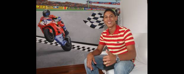 Santiago sale a "volar" en Cataluña | Juan Antonio Sánchez | Santiago Hernández sigue los pasos de su hermano Yonny que ahora hace parte del Mundial motoGp y quien antes estuvo en los campeonatos de España de velocidad y supermotard. El piloto antioqueño hace hoy las prácticas de clasificación y mañana la primera válida en el circuito de Cataluña.