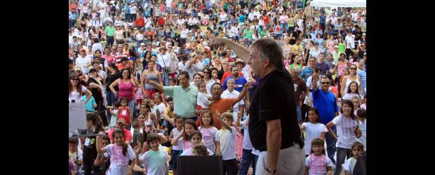Picnic musical al aire libre | Robinson Sáenz | Al unísono el público acompañó al argentino Luis Pescetti, con su tema de "una ballena gorda, gorda, gorda que quería ser bella".