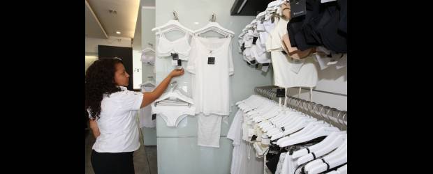 Touché en Europa muestra su valor agregado | Juan Antonio Sánchez | Aspecto de la tienda Touché en Oviedo. Luis Javier Zuluaga, el gerente, indicó que las tiendas en otros países tienen la misma disposición y diseño interior. "Todo parte de un plan de negocios en el que los detalles son importantes".