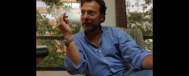 A través de letras Juan Carlos explica a Botero | Archivo | El escritor, además del libro sobre Fernando Botero, está terminando una novela sobre los años más recientes de la violencia colombiana. "Ésa ha sido una experiencia dura, pero como suele pasar con la literatura, también ha sido liberadora y catártica".