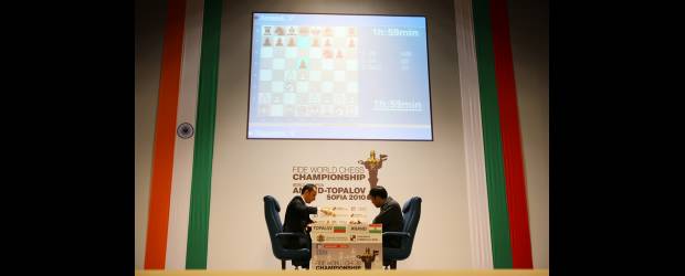 Empate en la final mundial | Valentina Petrova, AP-Sofía, Bulgaria | El indio Viswanathan Anand, a la derecha, reaccionó a su mal inicio del Mundial de ajedrez y empató la serie 1-1.