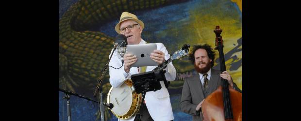 iPad 3G salió a la venta en E.U. | AP | El actor y músico Steve Martin llevó al escenario su iPad para interpretar las canciones sin perder un hilo de texto.