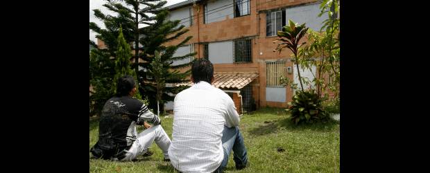 Tragedia enluta a una familia de Bello | Esteban Vanegas | La casa con tejas de barro es la residencia de esta familia, que vivió una tragedia lamentable y que mereció el rechazo de la comunidad del sector y del comandante de la Policía Metropolitana.
