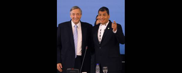 Néstor Kirchner es la nueva cabeza de Unasur | Enrique Marcarián, Reuters - Buenos Aires, Argentina | Otro tema que tuvo lugar en la cumbre fue la continuidad de la ayuda a Haití y a Chile tras los terremotos. En la foto, Néstor Kirchner, nuevo secretario general de Unasur, y el mandatario ecuatoriano, Rafael Correa.