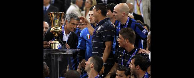 Iván suma la decena de celebraciones | Giampiero Sposito, Reuters | Un gol del argentino Diego Milito le dio al Inter de Milán la victoria sobre el Roma, en la final de la Copa de Italia, con lo que el equipo de José Mourinho logró el primero de los tres títulos a los que opta. En la mitad de la celebración está el colombiano Iván Ramiro Córdoba.