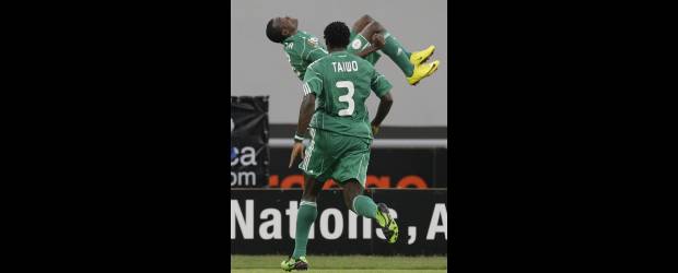 Las águilas quieren volar | Archivo AP | De tal tamaño son las celebraciones de los nigerianos, terceros en la Copa de África este año. Por ejemplo, Obinna Nsofor disfruta de un gol de su elenco, al lado de Taye Taiwo, una de las figuras del cuadro que debutará ante Argentina.