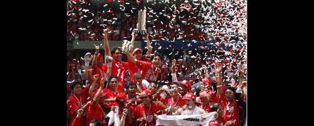 El Toluca de Marín sufrió y celebró | AP, México | Vladimir Marín, en la mitad del festejo, arropado con la bandera tricolor.