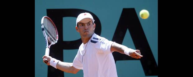 Santiago Giraldo la vio en japonés | Laurent Rebours, Ap-parís, Francia | El colombiano Santiago Giraldo perdió ayer su partido de primera ronda del cuadro principal, cuando tenía todo para ganarle al japonés Kei Nishikori, y tuvo que despedirse de Roland Garros, segundo torneo de Grand Slam de la temporada, que se juega en París. Entre los hombres solo sobrevive Alejandro Falla.