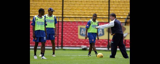 Colombia se unta de Mundial | Colprensa, Bogotá | El técnico Hernán Darío Gómez abre desde hoy una nueva historia con la Selección Colombia de mayores. El primer juego amistoso es con Sudáfrica en Johannesburgo y el domingo será en Londres frente a Nigeria, ambos equipos clasificados para el Mundial de 2010. Hay expectativa general por la primera pincelada del Bolillo Gómez en el combinado tricolor.