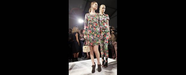 5 pintas para estar al día | Nafnaf y AP | La ventaja del estampado floral es que se adapta a diferentes prendas y accesorios. La idea de NafNaf es un vestido largo de inspiración hippie chic y la diseñadora Tory Burch propone minivestido y mono o enterizo. ¿Cuál elegir?