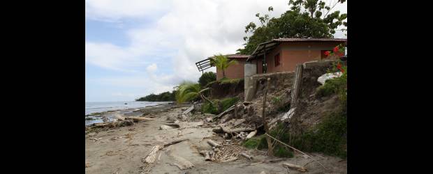 Viene un sistema nacional para asumir el reto | Henry Agudelo | Uno de los dos problemas más serios para el Minambiente es la erosión costera, una situación que incide además en el drenaje de las poblaciones, caso isla de San Andrés Isla y Cartagena, donde las inundaciones aumentan por ese factor. En la foto, sector de alta erosión en Punta de Piedra (Turbo).