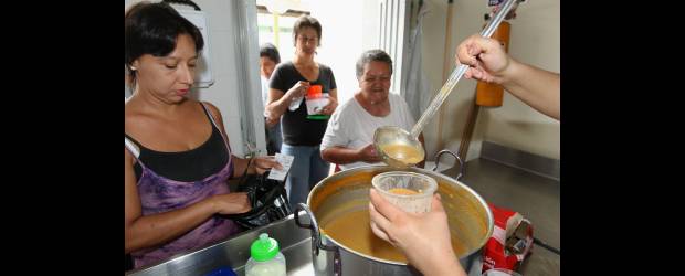 Almuerzos que llenan también el corazón | Fotos: Juan Antonio Sánchez | En el comedor comunitario del Alto de las Flores, la modalidad es diferente. Los beneficiados llevan sus cocas y pueden comer en casa el almuerzo.