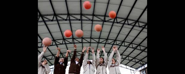Mejoran plantas escolares | Julio César Herrera | Los alumnos de la Institución Educativa Padre Roberto Arroyave están estrenando cubierta para su cancha. Y, dentro de poco, lo harán con un bloque.