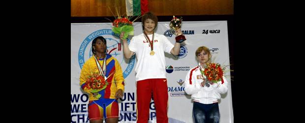A Leydi, una china le sacó los oros | Jozsef Szaka, Federación Internacional de Pesas-Sofía, Bulgaria | Yue (China), en lo más alto del podio; a la izquierda, la colombiana Solís. Y a la derecha, la rusa Zubova. El podio de las más fuertes del mundo en 69 kilos.
