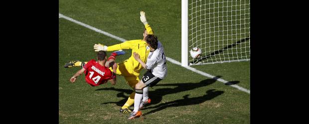 Rebelión de los chicos | Fotos: Reuters, Ap-puerto Elizabeth, Sudáfrica | Serbia participa por primera vez en una Copa del Mundo como país independiente. Ayer dio una sorpresa ante la favorita Alemania. El único gol lo marcó Milan Jovanovic, cuya celebración pareció la de un título mundial, con público incluido.