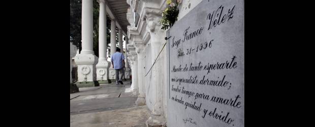 Epitafios que acompañan la muerte | Julio César Herrera | Los epitafios ya no se ven en el sentido estricto en que se piensan: dejados por la persona que muere. Ahora son, sobre todo, manifestaciones de afecto de los familiares. En la foto, uno tradicional del escritor Hildebrando.