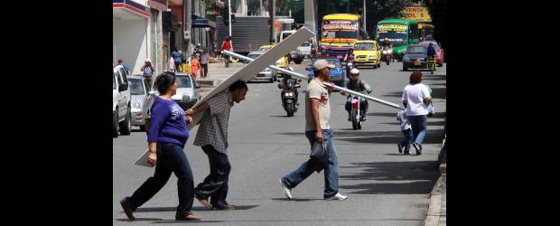 Semaforizarán la 80 con San Juan | Róbinson Sáenz | Un puente peatonal en forma de araña, como se pensó alguna vez para la 10 con Industriales, sería una solución apropiada, pero es muy costoso y no hay recursos, dice la Administración Municipal.