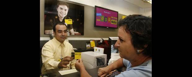 Buen uso de tarjeta para disfrutar beneficios | Esteban Vanegas | Desde que salió al mercado, la Tarjeta Éxito ha posibilitado la financiación a personas con menores ingresos, que no han tenido acceso al crédito en otras entidades financieras. A mayo, la cartera a 30 días es cercana al 8,5 por ciento.