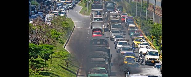 El diesel del Aburrá se mejoró en un 90 por ciento | Donaldo Zuluaga | Uno de los impactos inmediatos que se esperan con la combustión de un diesel de menor contenido de azufre, es que repercuta en la calidad del aire que se respira en el Valle de Aburrá. El propósito de las autoridades es aplicarlo también para la gasolina antes de diciembre.