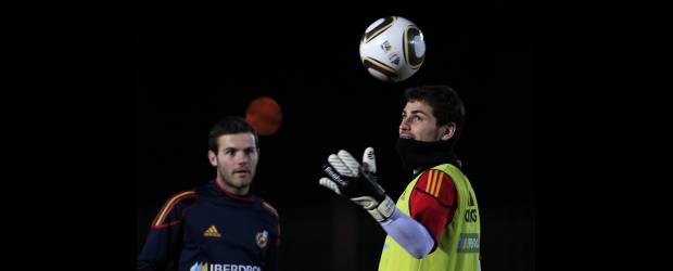 Previo a la penúltima batalla hay cruce de piropos | Marcelo Del Pozo, Reuters-potchefstroom-sudáfrica | Entre España y Alemania lo único que se ha dado previo al partido son elogios. Cada uno reconoce las virtudes del otro equipo. En el papel, y por lo visto en los partidos que van hasta el momento, la Roja, que entrenó ayer (Iker Casillas y Juan Mata), tendrá una dura prueba ante un potente equipo germano.
