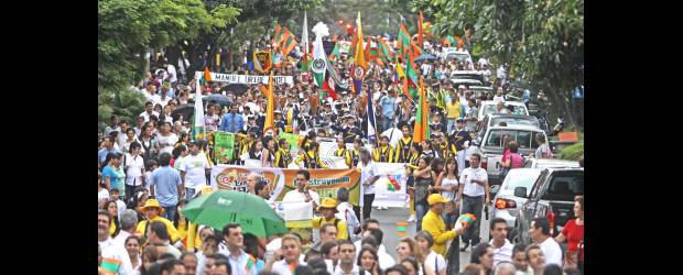 Envigado, una sola voz por la dignidad | Juan Fernando Cano | En medio de una leve lluvia, los habitantes de Envigado marcharon ayer por sus calles para rechazar la violencia y para conmemorar los 235 años de fundación de su localidad.