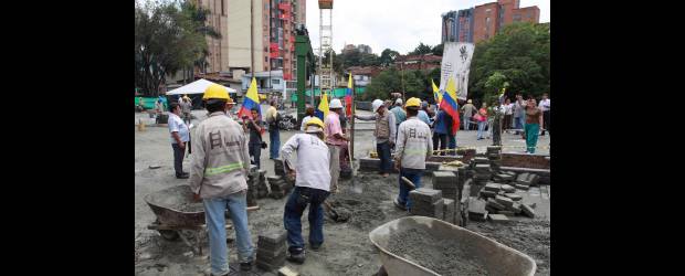 El Bicentenario acelera obras | Manuel Saldarriaga | A marchas forzadas y en medio de una protesta pacífica de la comunidad inconforme, ayer día festivo, varias decenas de trabajadores realizaban las últimas obras para tener listo el Parque Bicentenario, que será inaugurado el sábado.