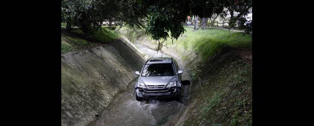Por evitar robo, se fue a quebrada | Jaime Pérez | Una tipeadora, vecina del sector, se alarmó al ver el carro en la canalización y sin saber qué había pasado denunció el hecho a la Policía.
