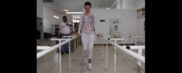 Karina se fue para Chile con su prótesis de K-Mina | Hernán Vanegas | En la sede de la Fundación Mahavir K-Mina, Karina Puvogel hizo los primeros ensayos con su prótesis, la cual le reemplazó un pedazo de pierna de maniquí que traía puesto desde Chile y con el que se defendió varios meses. De K-Mina, esta joven de 22 años salió caminando feliz y con los mejores recuerdos de Medellín.