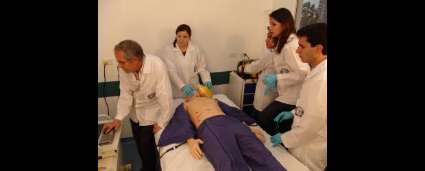 Medicina del CES se destaca | Cortesía Ces | Hoy la Facultad de Medicina del CES cuenta con 742 estudiantes, reveló el decano Jorge Julián Osorio. Aunque ya se semestralizó, del programa egresan unos 70 médicos cada año. Hoy hay egresados que trabajan en varios países, algunos de ellos muy lejanos.