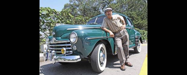 Con pinta para un carro del 47 | Juan Fernando Cano | Jaime Garcés cuenta que, de seguro, su mamá le dio el tetero la mitad con leche y la otra con gasolina. Ama los carros, como este Ford coupe del 47. También tiene un Renault 4, del 78, que es el que usa actualmente. Tiene 1.340.000 kilómetros. Cada que cumple cien, lo marca con una raya en el tablero.