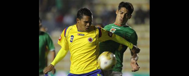 A Colombia se le ve orden | Juan Karita, Ap-la Paz, Bolivia | El delantero Carlos Bacca, en esta jugada con el boliviano Luis Gutiérrez, debutó anoche con gol en la Selección de Colombia, que todavía no conoce la victoria en la segunda era del técnico Hernán Bolillo Gómez. En septiembre el tricolor nacional tendrá la Copa Bicentenario de México, donde jugará con Uruguay, el onceno azteca y Chile.