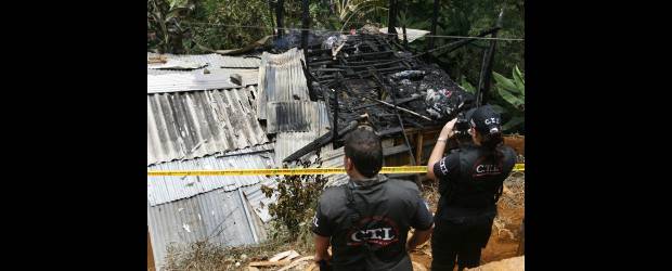 Incendio en Bello apagó la vida del pequeño Julián | Esteban Vanegas | A la derecha se aprecia lo que quedó de la vivienda de madera donde ocurrió el incendio, en el que perdió la vida un niño de cinco años.