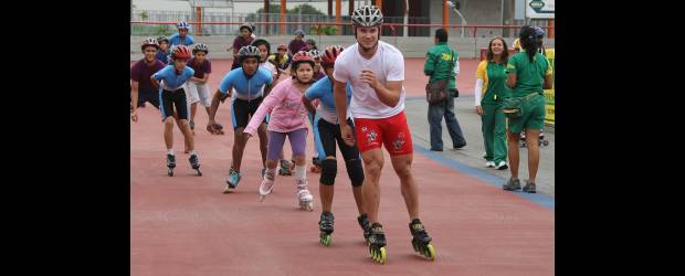 Mantia: "la gran potencia es Colombia" | Juan Antonio Sánchez | Joseph Mantia compartió con los niños de las Escuelas Populares del Deporte del Inder Medellín. Hoy y mañana dará charlas sobre su técnica.