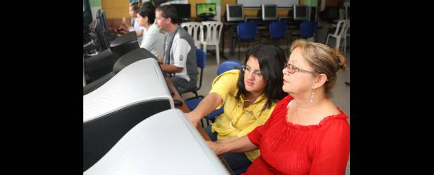 El teletrabajo suma "clientes" | Juan Antonio Sánchez | Deisy y Nélida están en el curso básico de computadores en el Telecentro del Doce de Octubre. Estos sitios serán vitales para impulsar el teletrabajo.