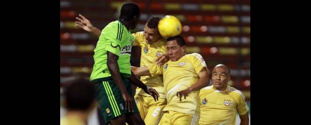 ¡Qué feo lució Nacional! por culpa de las águilas doradas | Manuel Saldarriaga | Después de superar la presión inicial del rival, los jugadores del Itagüí Ditaires lucieron más seguros y efectivos, como en esta acción lo hicieron Luis Páez y Cléider Alzate ante Javier Estupiñán, debutante en el Atanasio.